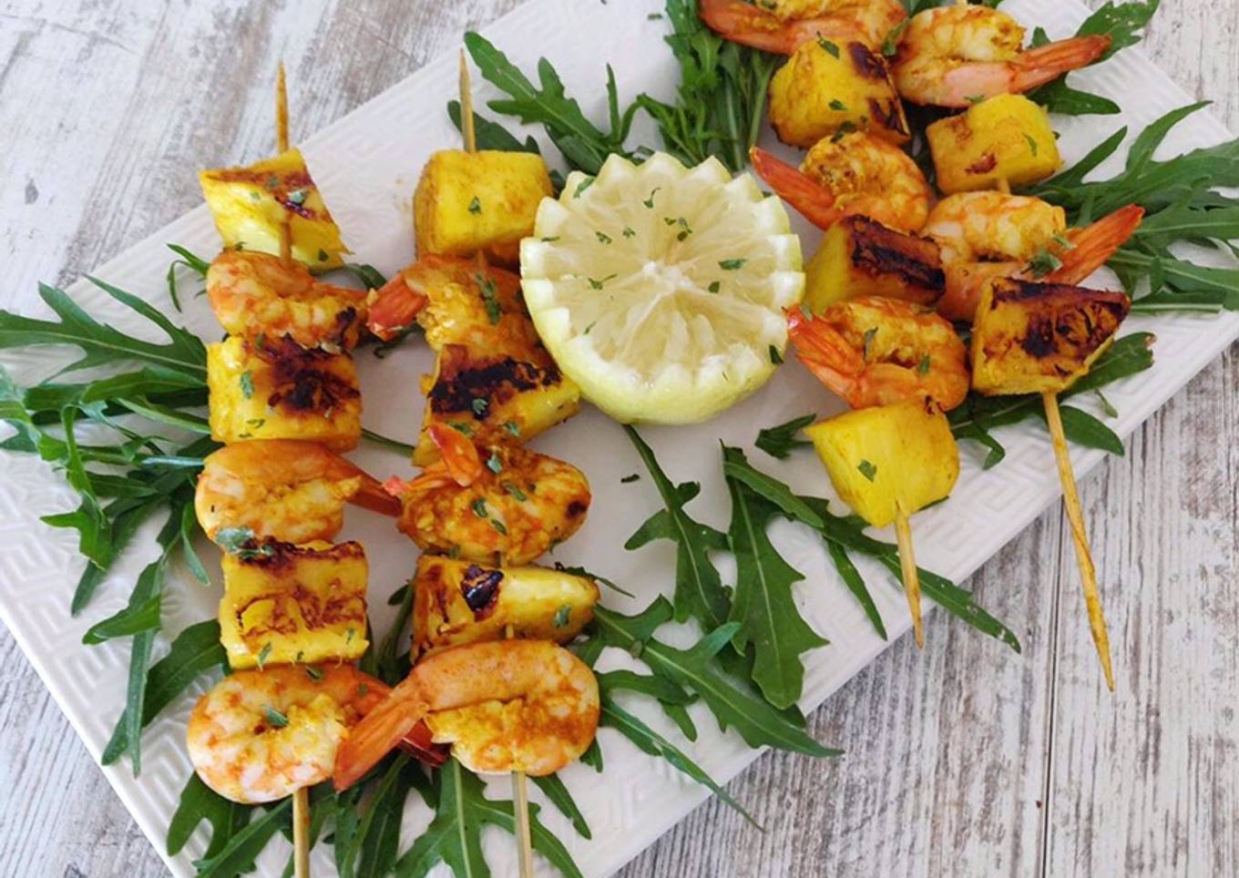 Brochettes de crevettes épicées à l’ananas