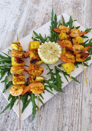 Une photo de Brochettes de crevettes épicées à l’ananas