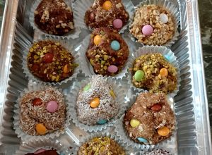 Foto di Tartufini al caffè e mascarpone con smarties colorati al cioccolato