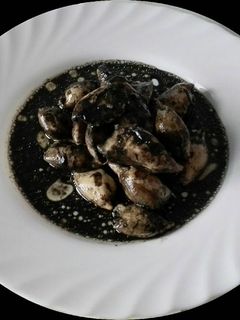 Una foto de Chipirones en su tinta
