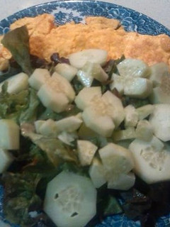 Una foto de Ensalada con tortilla de yema
