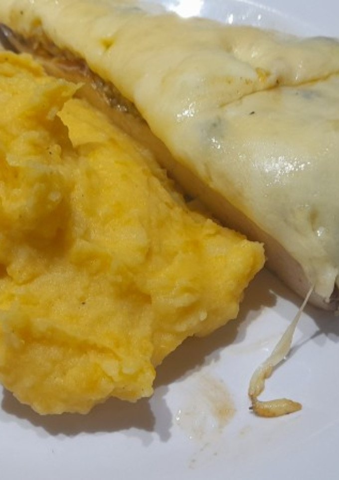 Una foto de Matambrito en barbacoa y 4 quesos con puré mixto