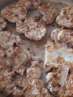 Una foto de Coliflor asada en láminas a la mostaza