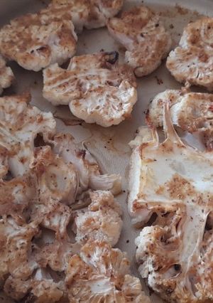 Una foto de Coliflor asada en láminas a la mostaza