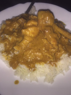 Una foto de Arroz son salsa de cacahuete y pollo