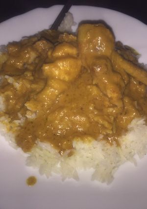 Una foto de Arroz son salsa de cacahuete y pollo