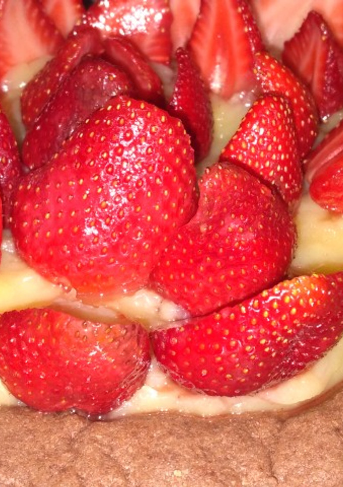 Una foto de Tarta de frutillas, pastelera y masa de cacao!!