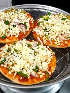 ચીઝ વેજ પિઝા(Cheese Veg Pizza recipe In Gujarati રેસીપી મુખ્ય ફોટો