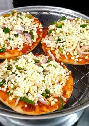 ચીઝ વેજ પિઝા(Cheese Veg Pizza recipe In Gujarati રેસીપી મુખ્ય ફોટો