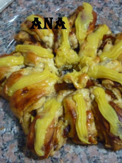 Una foto de Rosca de Pascua o reyes rellena distinta