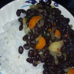 A picture of Njahi served with rice.
