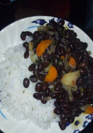 A picture of Njahi served with rice.