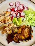 Filet de poulet grillé avec des « chips » de pommes de terre et de patate douce