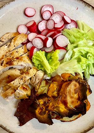 Une photo de Filet de poulet grillé avec des « chips » de pommes de terre et de patate douce