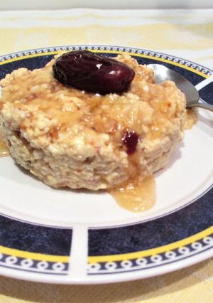 Una foto de Mató con polen de abejas y frutos secos- desayuno