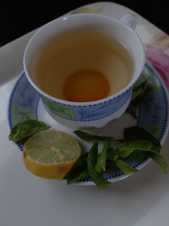 शहद पुदीना नींबू की चाय (sahad pudina nimbu ki chai recipe in Hindi) रेसिपी मुख्य फोटो