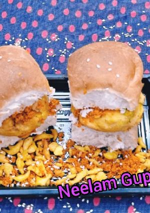 बड़ा पाव (vada pav recipe in Hindi) रेसिपी मुख्य फोटो