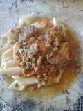 Rigatti con carne y verduras salteadas