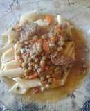Rigatti con carne y verduras salteadas