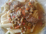 Rigatti con carne y verduras salteadas