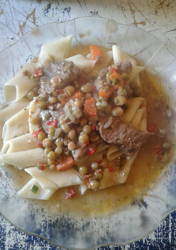 Una foto de Rigatti con carne y verduras salteadas