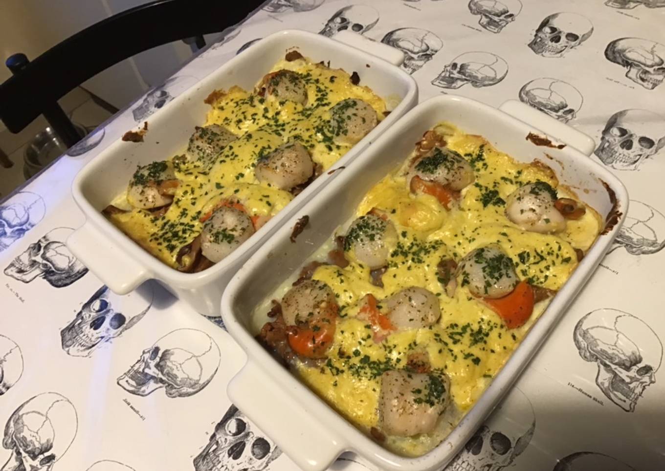Noix de saint Jacques fraîches gratinées aux girolles sauce curry