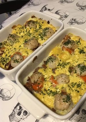 Une photo de Noix de saint Jacques fraîches gratinées aux girolles sauce curry