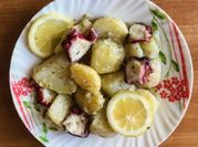 Una foto de ensalada de pulpo con patatas