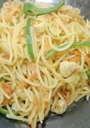 A picture of Spaghetti with carrots.