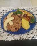 Soufflé de huevas y filete de pescado. Puré, arroz y caraotas rojas