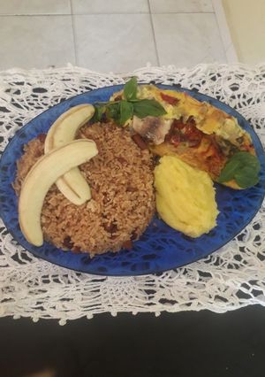 Una foto de Soufflé de huevas y filete de pescado. Puré, arroz y caraotas rojas