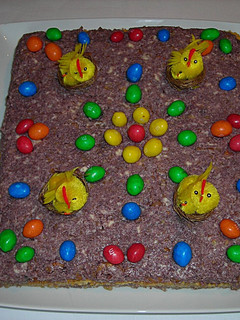 Una foto de Mona de Pascua con crema al vino tinto
