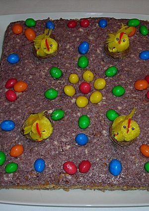 Foto principal de Mona de Pascua con crema al vino tinto
