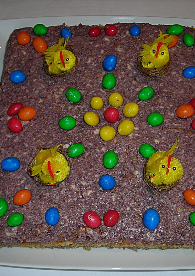 Una foto de Mona de Pascua con crema al vino tinto