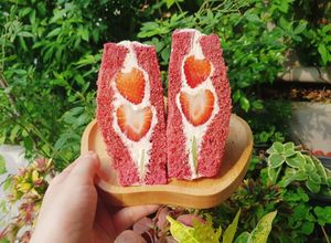 รูปของ แซนวิชผลไม้รูปหัวใจ Valentine's Stawberry & Kiwi sandwich