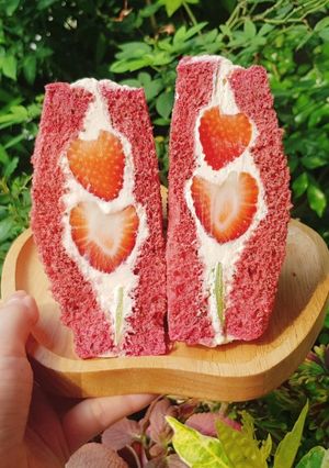 รูปของ แซนวิชผลไม้รูปหัวใจ Valentine's Stawberry & Kiwi sandwich