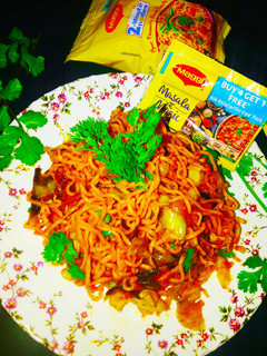 मैगी नूडल्स (Maggi Noodles recipe in hindi) रेसिपी मुख्य फोटो