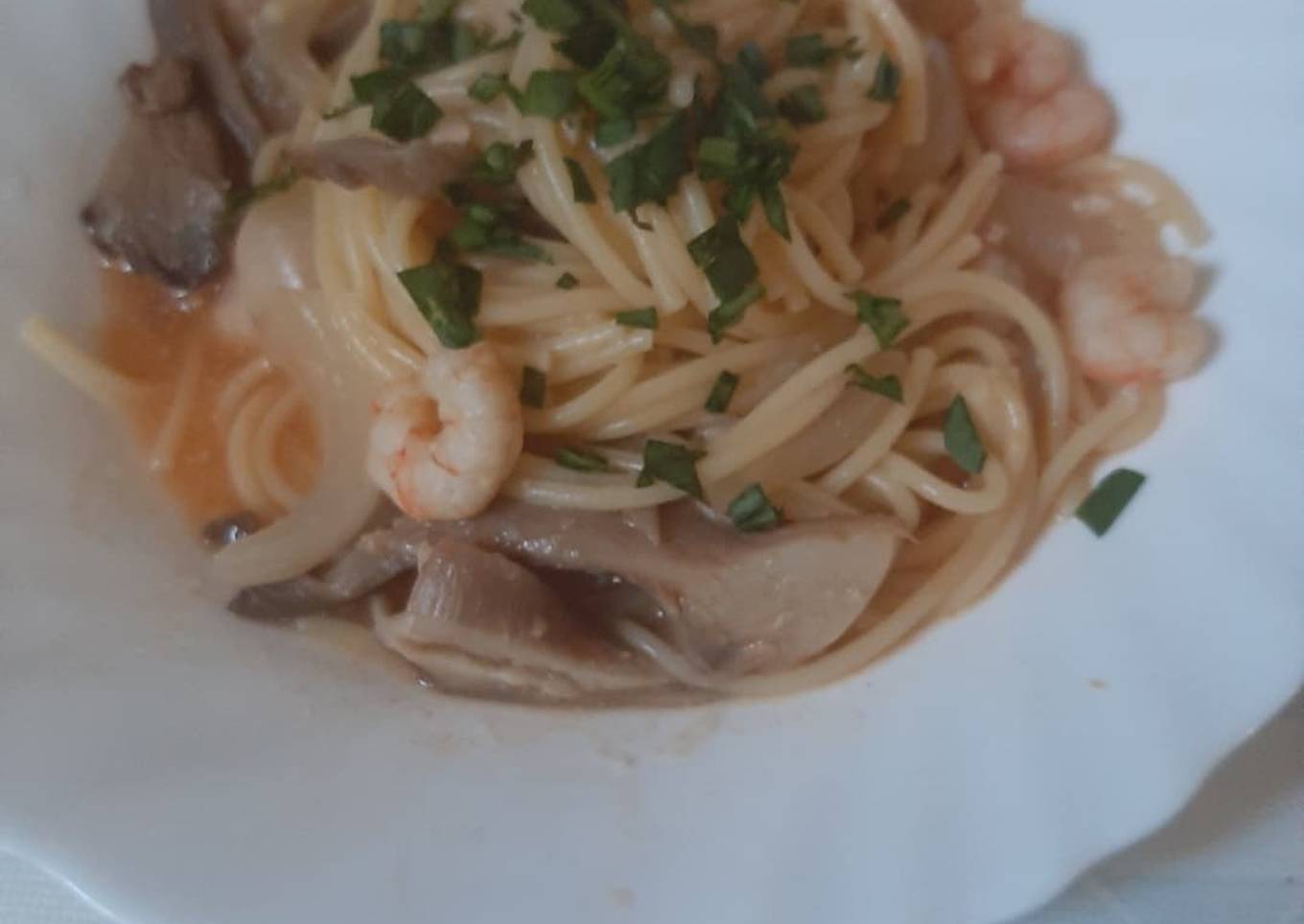 Espagueti con gambas y setas