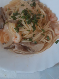 Una foto de Espagueti con gambas y setas