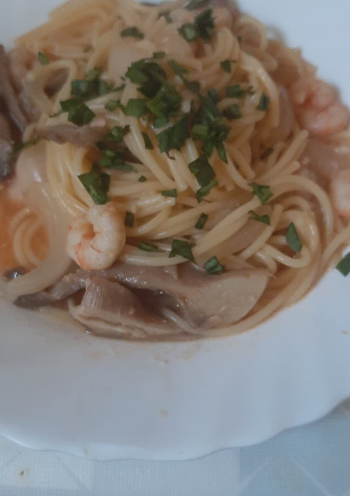 Una foto de Espagueti con gambas y setas