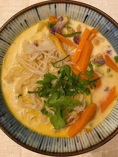 Foto di Zuppa di noodles vegetariana con latte di cocco