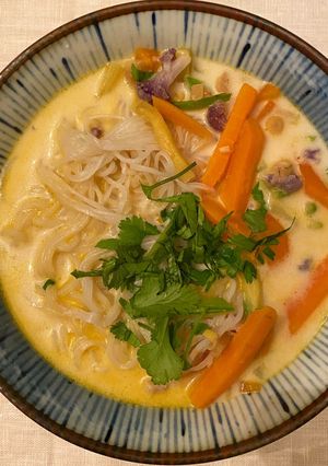 Foto di Zuppa di noodles vegetariana con latte di cocco