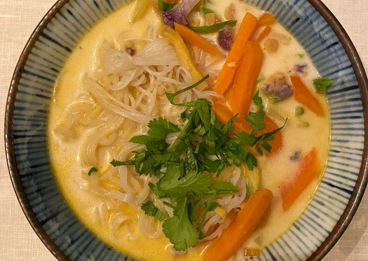 Zuppa di noodles vegetariana con latte di cocco