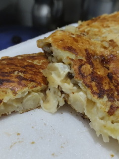 Una foto de Pasteles de arracacha /apio🍠🫓🥙rellenos de salteado de berenjena, cebolla y pera🍆🧅🍐