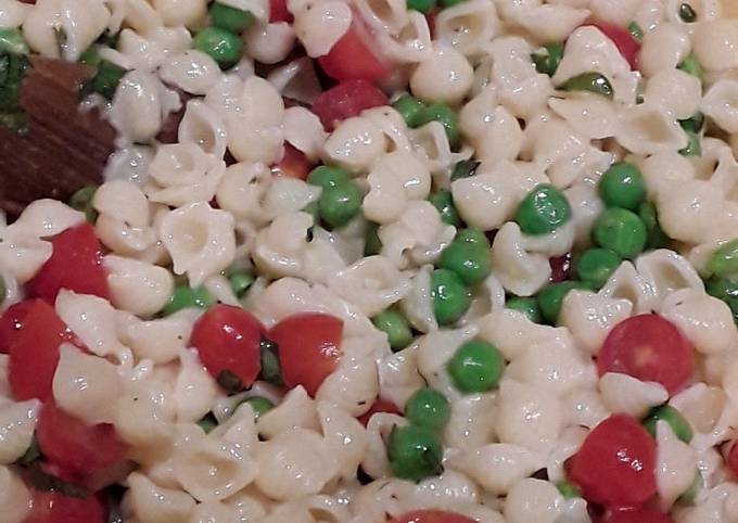 Pasta salad with peas and tomato