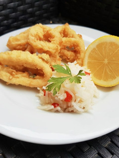 Una foto de Calamares con arroz blanco
