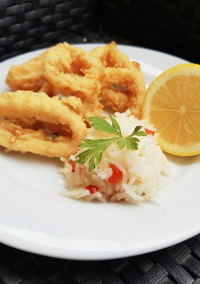 Una foto de Calamares con arroz blanco