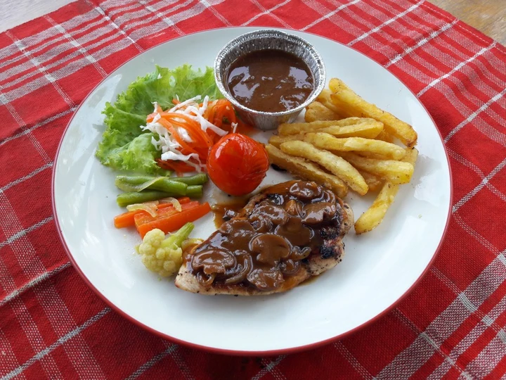 Cara Gampang Membikin Resep Chicken Steak with Mushroom Gravy yang Uenak Anti Ribet, Bisa Manjain Lidah