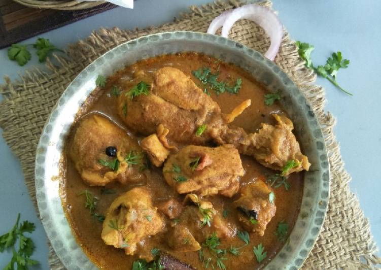 Kombdi Vade (Chicken Curry With Aromat Fried Flatbread)