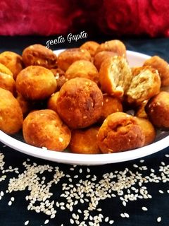 हेल्दी खस्ता गुलगुले (healthy khasta gulgule recipe in Hindi) रेसिपी मुख्य फोटो
